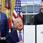 Foto reprezentând trump signs order - Outsourcing IT Romania