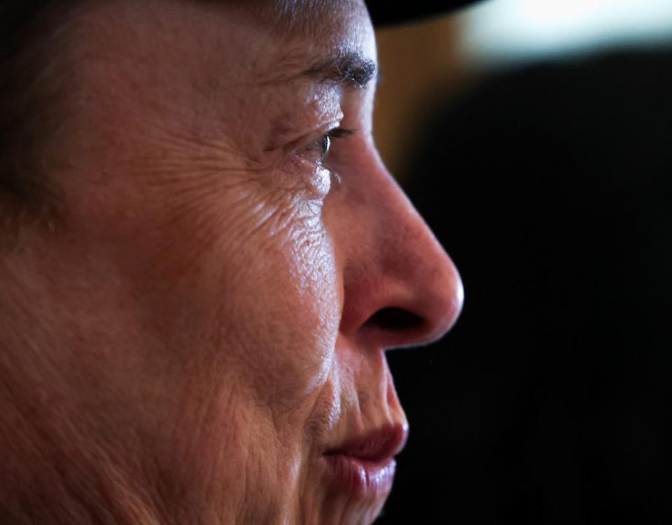 Vizual pentru elon musk looking pe secureitsolutions.ro