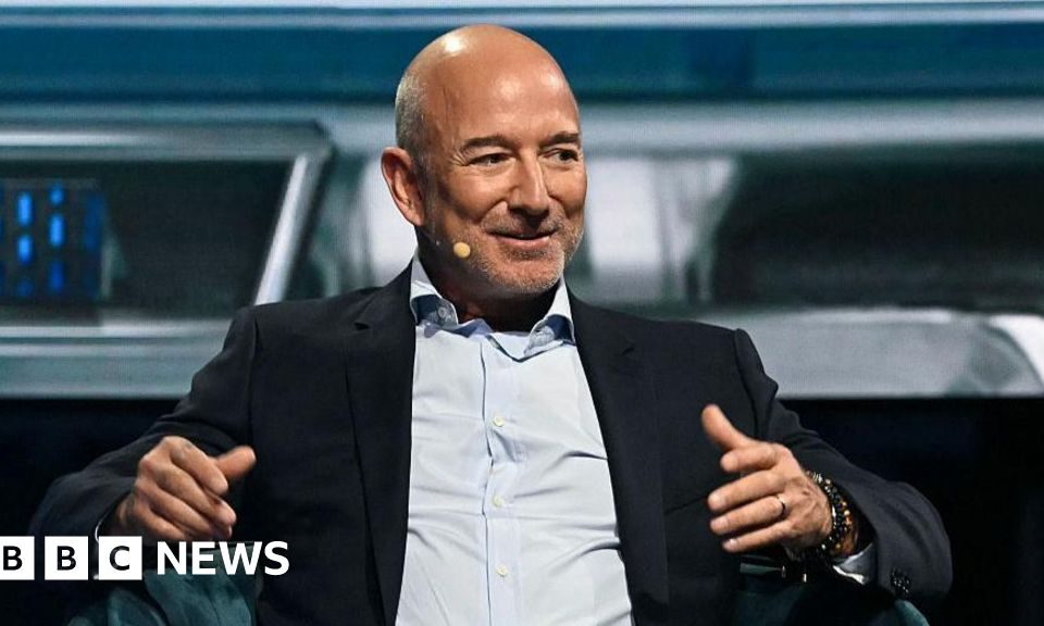 Foto reprezentând bezos blue origin - Outsourcing IT Romania