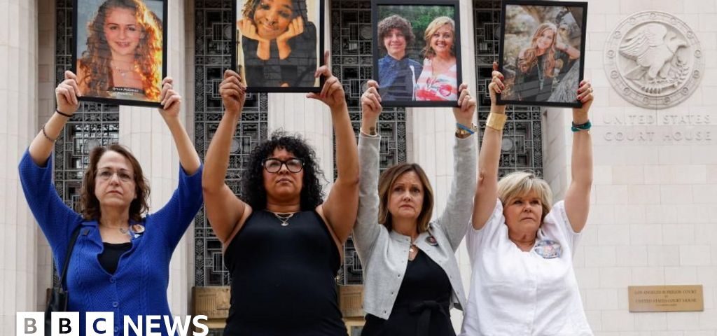 Foto reprezentând instagram youtube owners - Outsourcing IT Romania