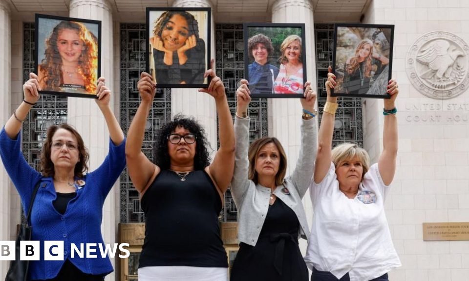 Foto reprezentând instagram youtube owners - Outsourcing IT Romania